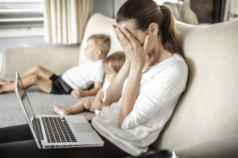 ‘Momfluencer’ shame? Moms on social media 4 times more likely to feel like bad parents